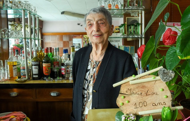 Никаких фруктов и молока: 100-летняя барменша из Франции раскрыла секреты долгой жизни