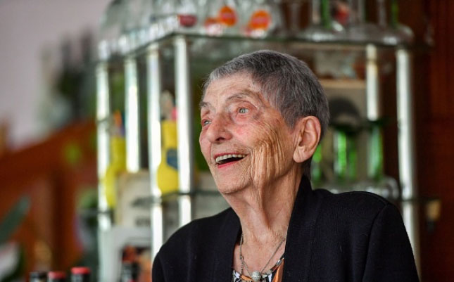 Никаких фруктов и молока: 100-летняя барменша из Франции раскрыла секреты долгой жизни
