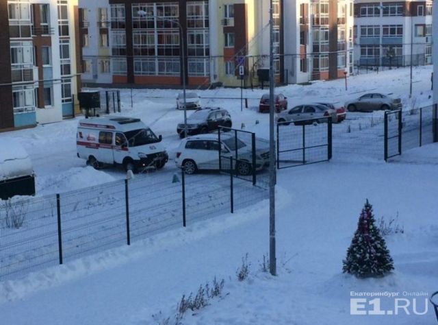 Автомобиль спортсменки Юлии Скоковой заблокировал проезд скорой помощи