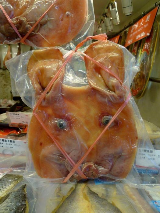 Как продают вяленые свиные головы в Китае