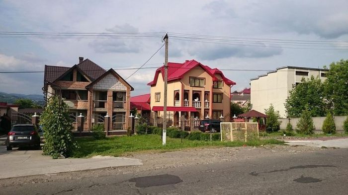 Дворцы и замки в украинском селе Нижняя Апша