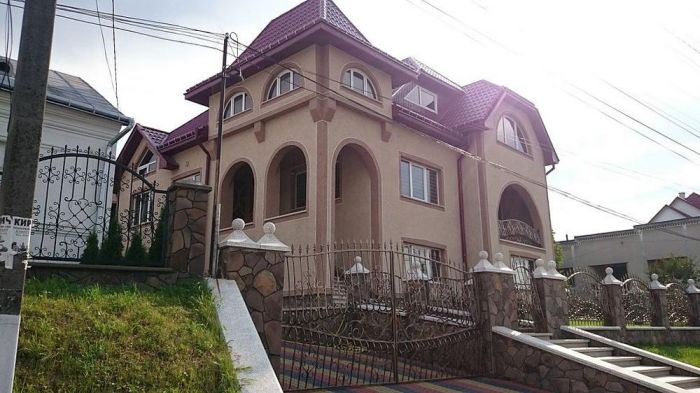 Дворцы и замки в украинском селе Нижняя Апша