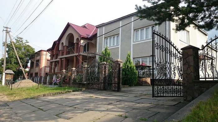 Дворцы и замки в украинском селе Нижняя Апша