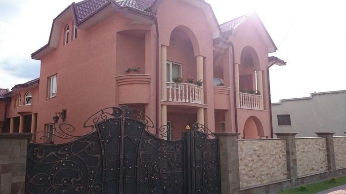Дворцы и замки в украинском селе Нижняя Апша