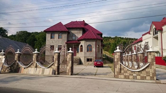 Дворцы и замки в украинском селе Нижняя Апша