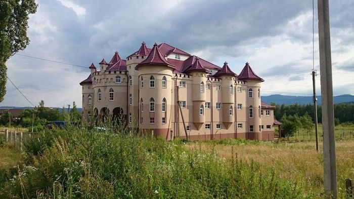 Дворцы и замки в украинском селе Нижняя Апша