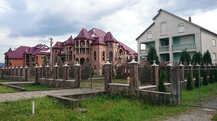 Дворцы и замки в украинском селе Нижняя Апша