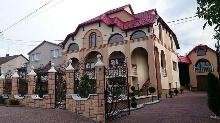 Дворцы и замки в украинском селе Нижняя Апша