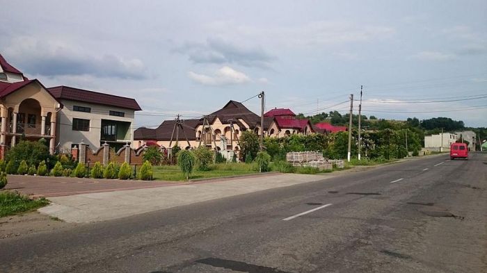 Дворцы и замки в украинском селе Нижняя Апша