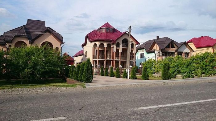 Дворцы и замки в украинском селе Нижняя Апша