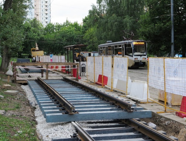 Мосгортранс будет делать шпалы для трамвайных путей из необычного материала