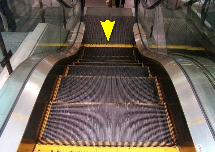 Для чего нужны объёмные полоски на ступеньках эскалатора? Для чего нужны объёмные полоски на ступеньках эскалатора?