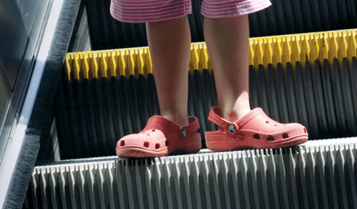 Для чего нужны объёмные полоски на ступеньках эскалатора? Для чего нужны объёмные полоски на ступеньках эскалатора?