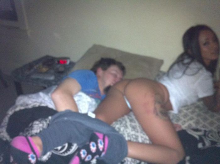 Девушки подставляют попки