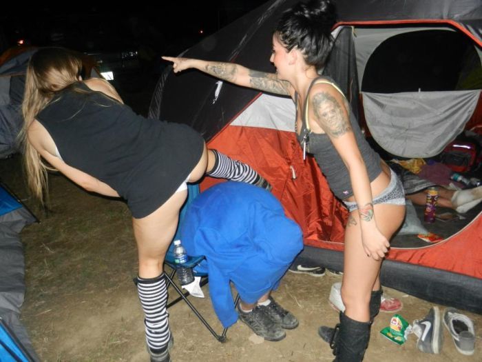 Девушки подставляют попки