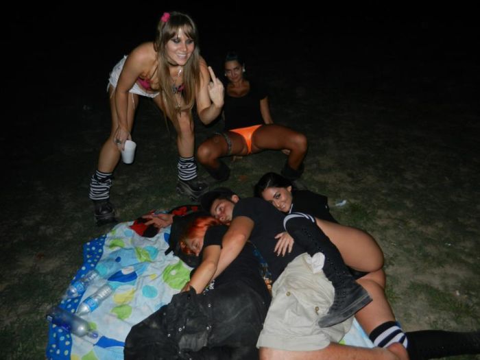 Девушки подставляют попки