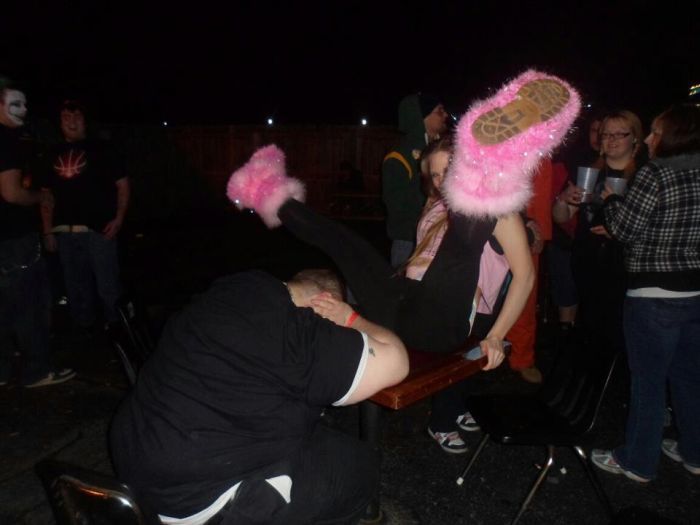 Девушки подставляют попки