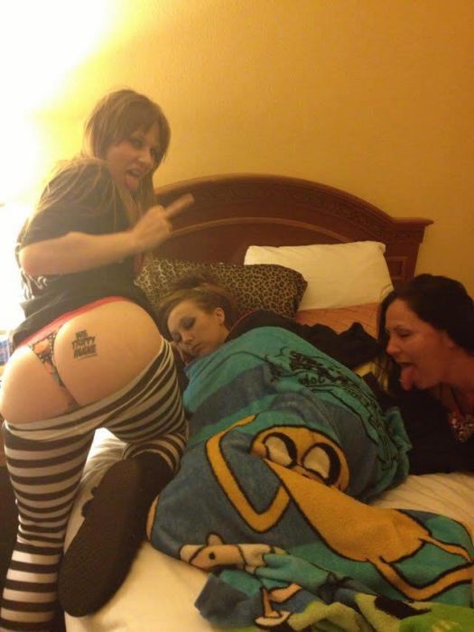 Девушки подставляют попки