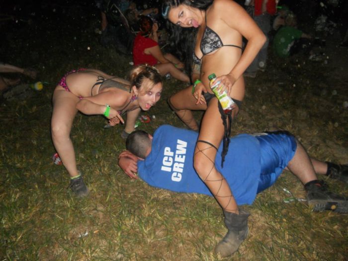 Девушки подставляют попки