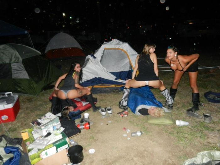 Девушки подставляют попки