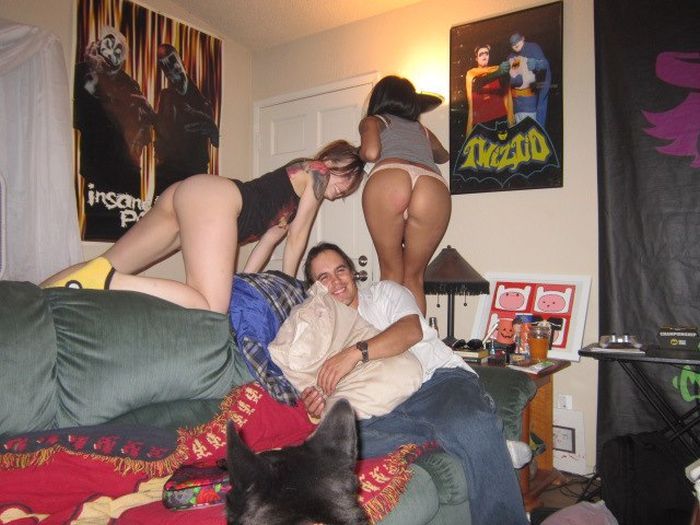 Девушки подставляют попки