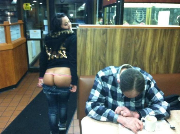 Девушки подставляют попки