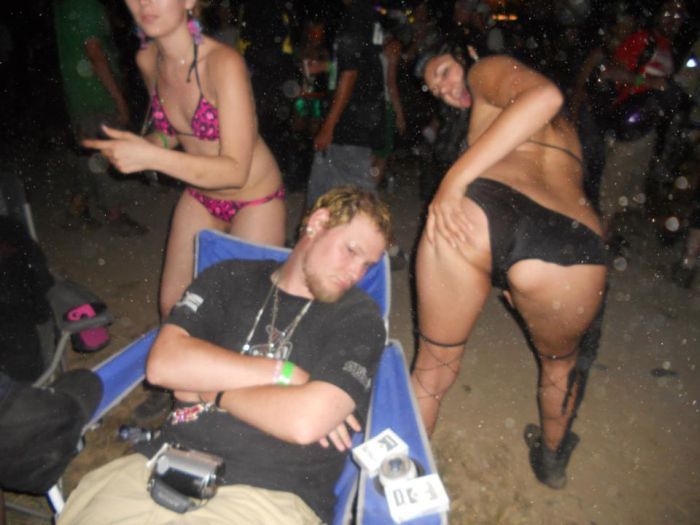 Девушки подставляют попки