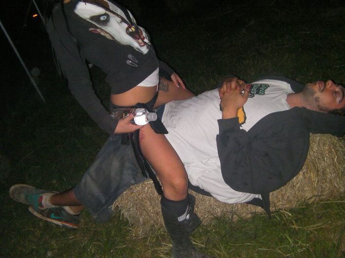 Девушки подставляют попки