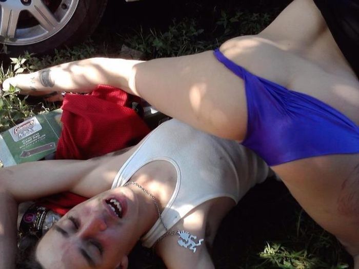 Девушки подставляют попки