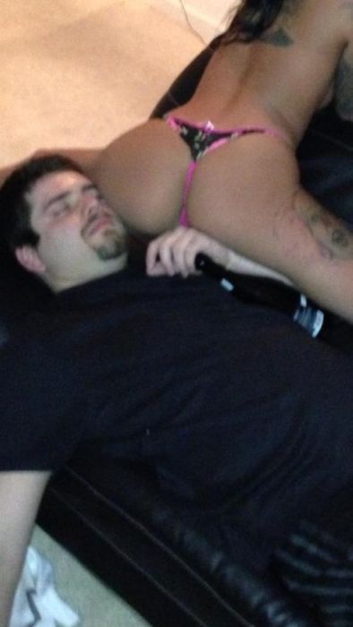 Девушки подставляют попки