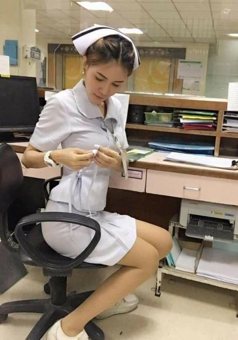 В Таиланде медсестре пришлось уволиться из-за короткой юбки