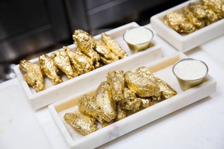 В американском ресторане подают первые в мире позолоченные куриные крылышки