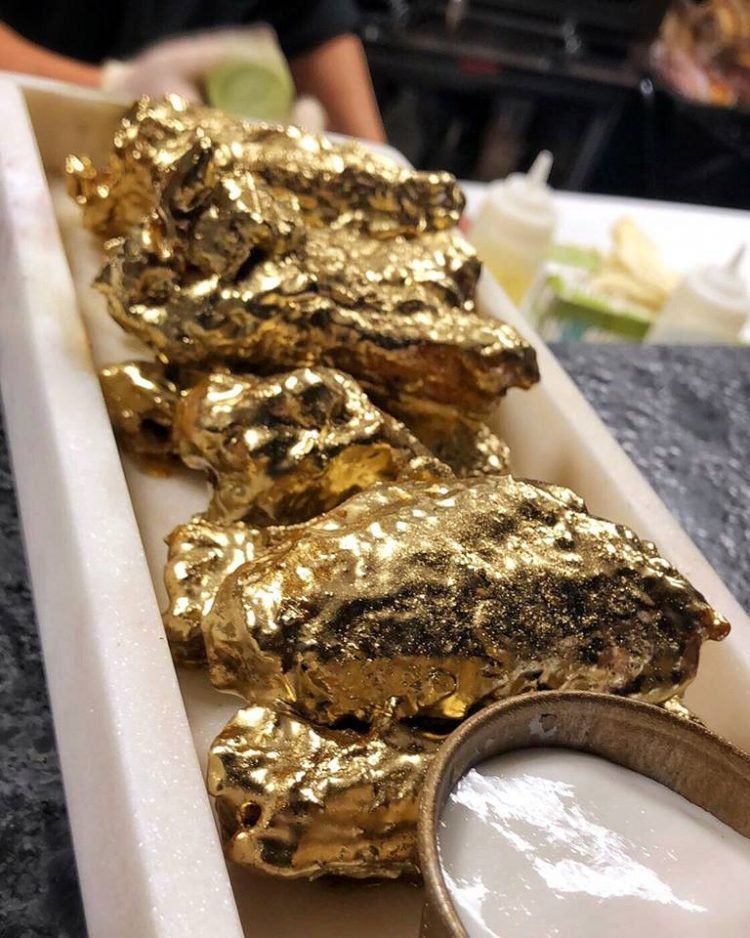 В американском ресторане подают первые в мире позолоченные куриные крылышки