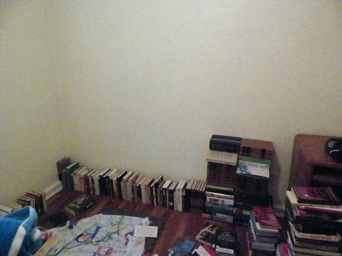 Книжный шкаф из книг (10 фото)
