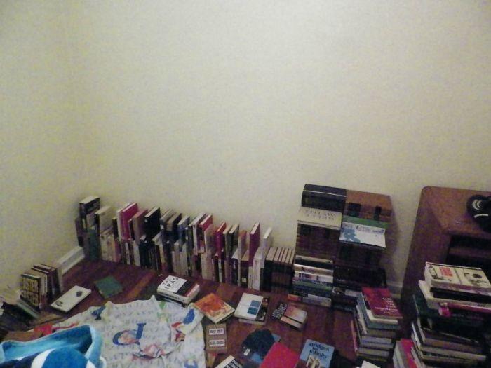 Книжный шкаф из книг (10 фото)