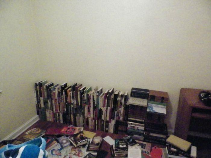 Книжный шкаф из книг (10 фото)
