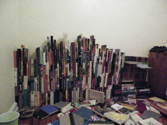 Книжный шкаф из книг (10 фото)