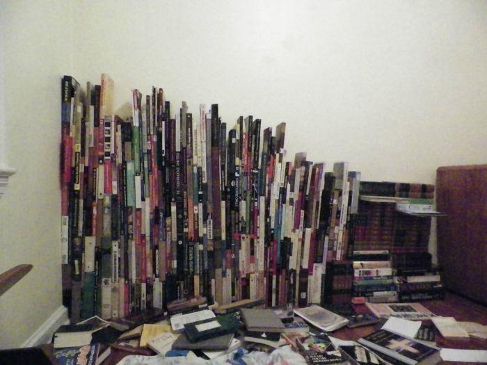 Книжный шкаф из книг (10 фото)