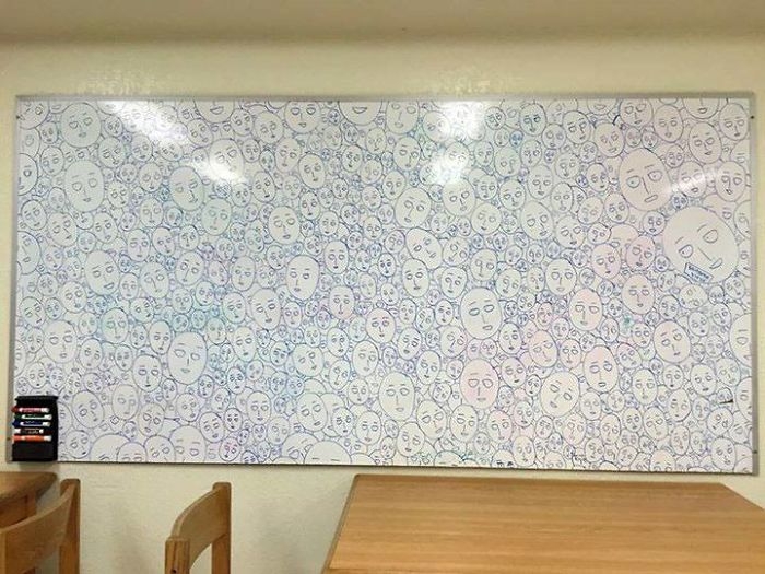 Этим людям было скучно на работе, и они развлекались, как могли