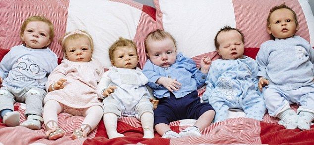 Помешанная британка заселила дом жуткими пупсами, среди которых прячется настоящий ребенок