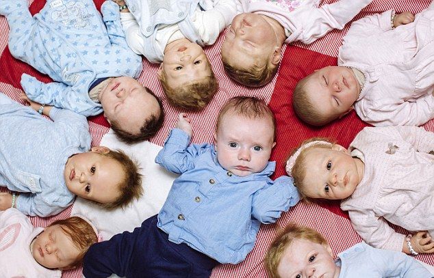 Помешанная британка заселила дом жуткими пупсами, среди которых прячется настоящий ребенок