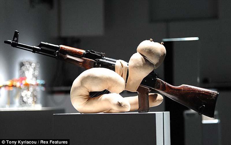 Нет оружию – AK-47 превращен в произведение искусства (10 фото)