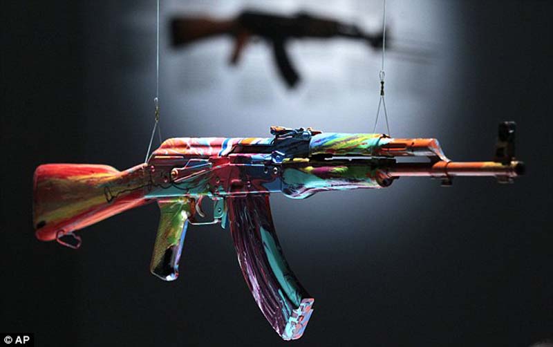 Нет оружию – AK-47 превращен в произведение искусства (10 фото)