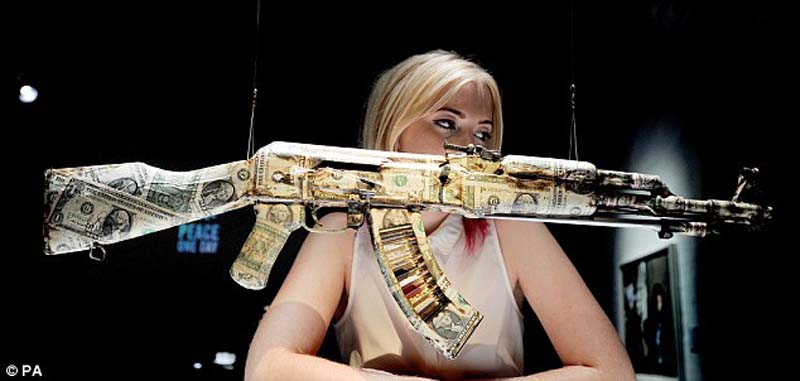Нет оружию – AK-47 превращен в произведение искусства (10 фото)