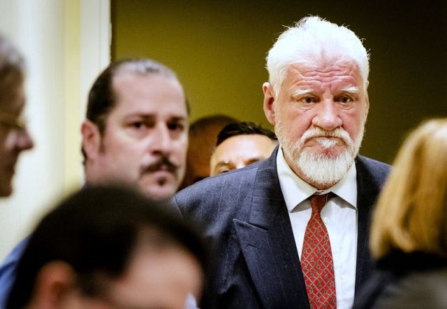 Генерал Слободан Праляк выпил яд в зале суда Международного трибунала