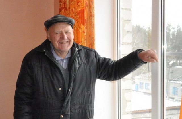 Пенсионер из Воронежа за свой счет установил металлопластиковые окна в одной из палат районной больницы