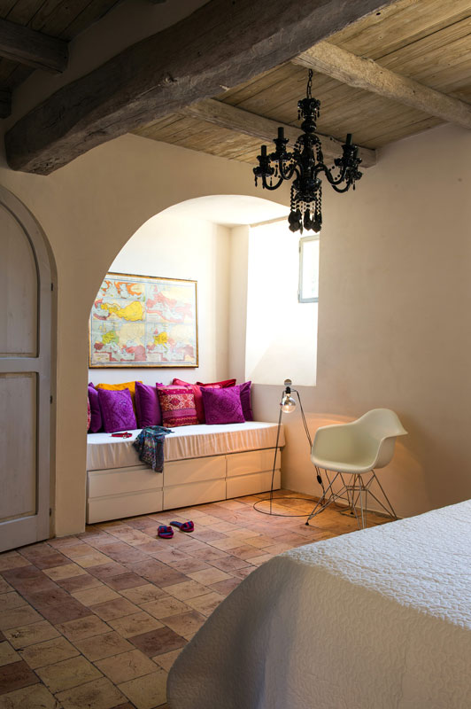 Дом с пещерами