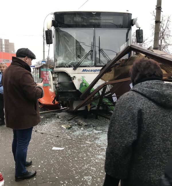 В Москве автобус врезался в остановку
