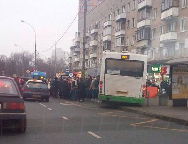 В Москве автобус врезался в остановку