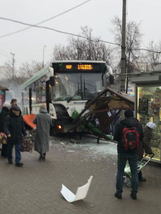 В Москве автобус врезался в остановку